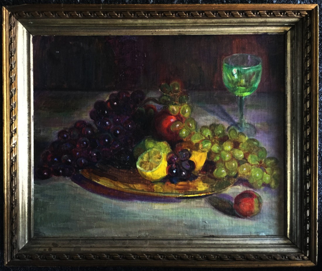 Stilleben mit Obstteller und grünem Weinglas