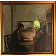 Stubeninterieur mit lesender Frau bei grünem Lampenlicht (1927)
